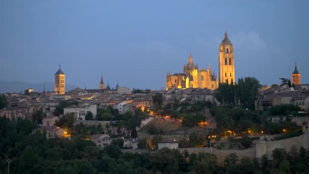 Panorering natt syn på staden Segovia, katedralen Santa Mar a och kyrkan av San Esteban — Stockvideo