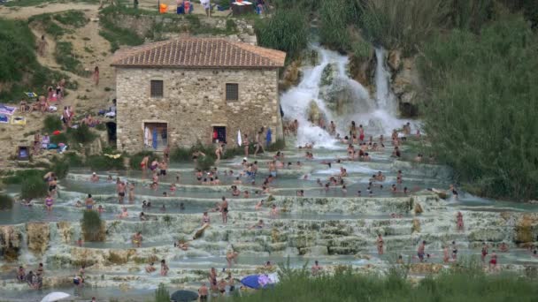 テルメ サトゥルニア。トスカーナ州、イタリアの滝と天然温泉 — ストック動画