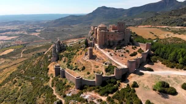 Castillo medieval de Loarre en Aragón, España. Un disparo aéreo. UHD, 4K — Vídeos de Stock
