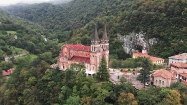 Our Lady savaşlar, Covadonga, İspanya, İspanya'nın Bazilikası. Hava dron vurdu. UHD, 4k
