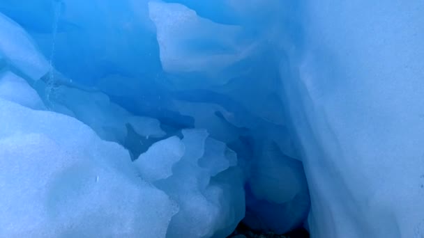 Nella grotta di ghiaccio. Macchina fotografica in movimento attraverso il ghiacciaio blu . — Video Stock