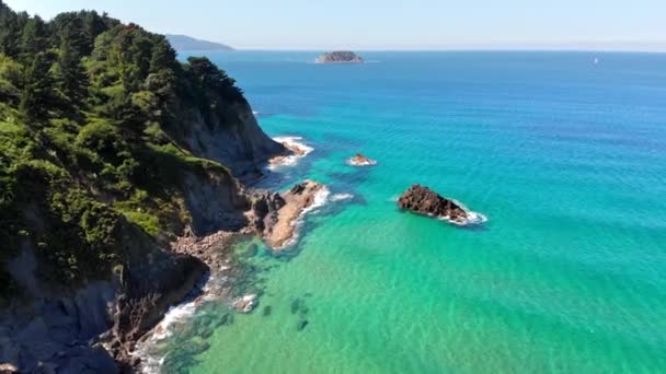 Voando sobre a costa norte da Espanha, oceano Atlântico. Água azul-turquesa e rochas. Tiro aéreo, 4K — Vídeo de Stock