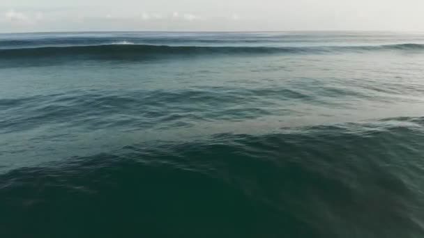 Survoler l'océan. Vue aérienne des vagues océaniques 