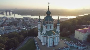 Kiev Kiev, Ukrayna. Gündoğumu Saint Andrews Kilisesi çevresinde uçan. 4k, Uhd
