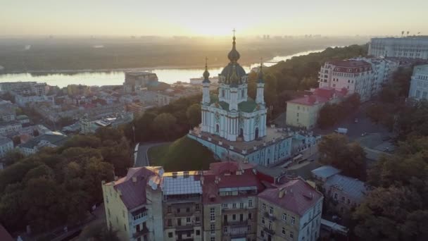 키예프, 우크라이나의 세인트 앤드류 스 교회의 항공 보기 — 비디오