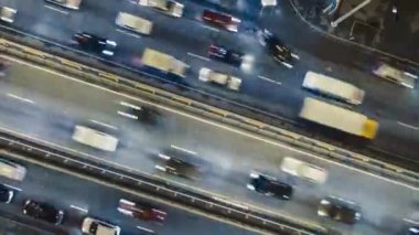 Çevre yolu Kavşağı trafik. Hava gece görünümü timelapse şehir trafik.