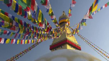 Boudhanath Stupa Katmandu, Nepal bayrağı ile dekore edilmiştir. Atış, 4 k gimbal Uhd