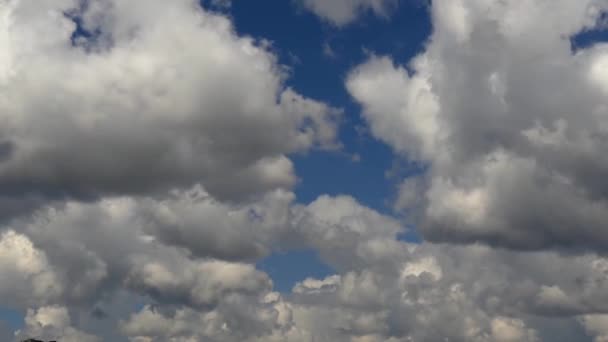 Nubes y cielo azul. 4K, UHD — Vídeos de Stock