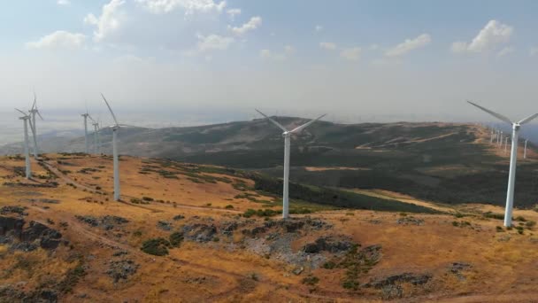 스페인에서 프로 펠 러 회전 windpower 식물의 공중 파노라마 보기. 언덕 및 흐린 하늘 풍경입니다. 4k Uhd — 비디오