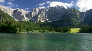 Panoramik bir harika yaz günü itibariyle İtalyanca Alps, İtalya için göl Fusine. 4k, Uhd.