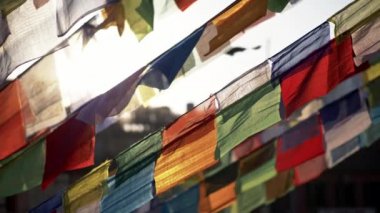 Nepal rüzgarda sallayarak içinde renkli Budist dua bayrakları. 4k, Uhd