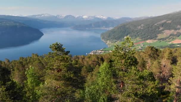 Fiorde de Aurlands em Sogn og Fjordane, Noruega. Maravilhosa paisagem natural. 4K, UHD . — Vídeo de Stock