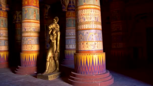 Mısır Sarayı renkli sütunları ve Khnum, koç başlı Mısır tanrısı Nil'in kaynağının heykeli ile dolu. 4k, Uhd — Stok video