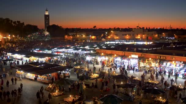 Jemaa el-Fnaa-torget i Marrakech, Marocko. Massor av människor som gick. Kvällen sköt. 4k Uhd — Stockvideo
