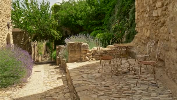 Caminando por la calle en Lacoste - una comuna y pueblo medieval en el sur de Francia. 4K, UHD — Vídeos de Stock