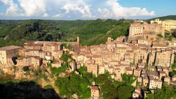 Foto aérea de Sorano - antiguo pueblo en el sur de Toscana, Italia. 4K, UHD — Vídeos de Stock