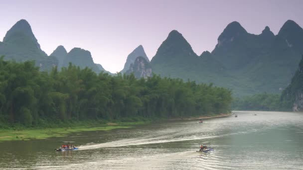 Båtar med turister segling på floden Li i Yangshuo, Guangxi. Sydligaste Kina. 4k Uhd — Stockvideo