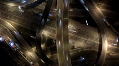 Otoyol kavşağı trafik ile. Hava atış. UHD, 4k