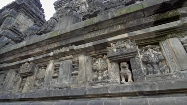 Detalle de tallas de piedra en Borobudur, el templo budista más grande del mundo, en Java Central, Indonesia. 4K, UHD — Vídeos de Stock