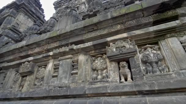 Detail kamenných rytin na Borobudur, světy největší buddhistický chrám, ve Střední Jáva, Indonésie. 4k Uhd — Stock video