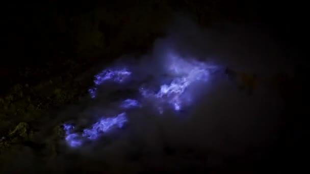 Modrý plamen, hořící síry na Ijen volcano complex, Východní Jáva, Indonésie. — Stock video