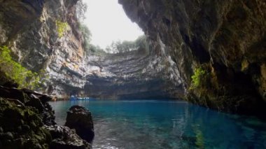 Melissani göl adada Kefalonia, Yunanistan. Atış, 4 k gimbal