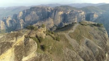 Manastır ve kaya oluşumları Meteora, Yunanistan üzerinden uçan.