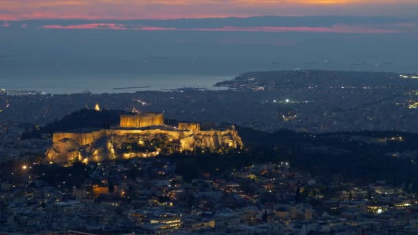 Athen, Griechenland. Schwenk-Aufnahme von Parthenon und Herodium-Konstruktion in Akropolis-Hügel in blauer Stunde — Stockvideo