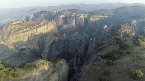 Luchtfoto van rotsen en klooster van Meteora, Griekenland — Stockvideo