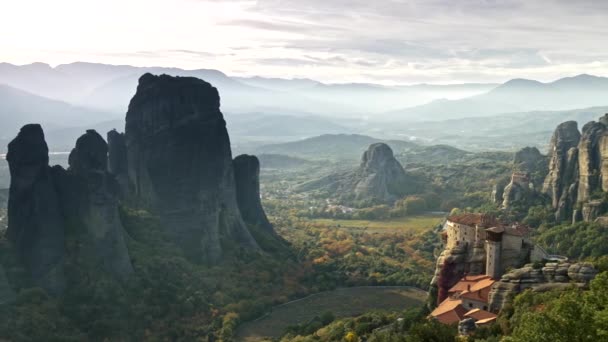 Panning βολή του βουνό μοναστηριών των Μετεώρων στην Ελλάδα. 4k UHD, — Αρχείο Βίντεο
