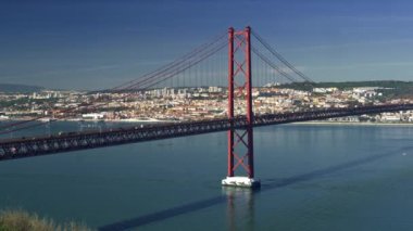Lizbon, Portekiz 25 de Abril köprünün görüntüsünü kaydırma.