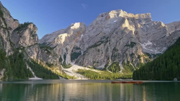 Panoramische opname van Lake Prags en Dolomieten in Zuid-Tirol, Italië — Stockvideo