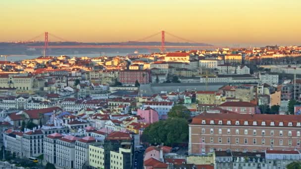 Lizbon, Portekiz Tagus Nehri kıyısında bir gündoğumu atış kaydırma. 4k, Uhd — Stok video