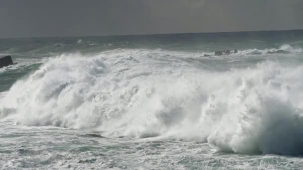 Tempesta oceanica scatenata. Colpo al rallentatore — Video Stock