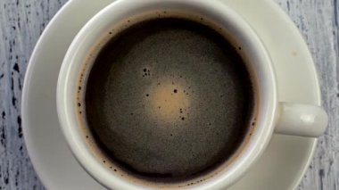 Yukarıdan aşağı yavaş çekim bir kaba dönen kahve