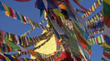 Boudhanath, Katmandu, Nepal stupa renkli Budist bayrakları. 4k, Uhd