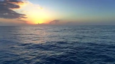 Deniz sallayarak, gün batımı. Hava atışı