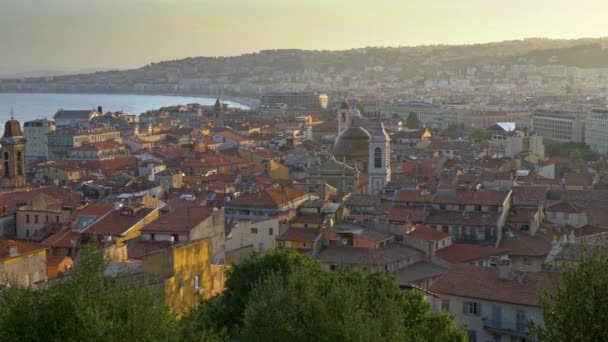 Panning shot van een zonsondergang in de oude stad van Nice, Frankrijk. 4k Uhd — Stockvideo