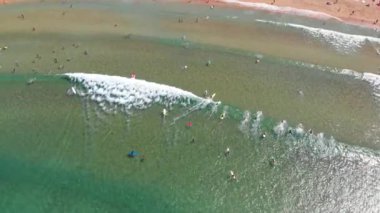 Acemi sörfçü bir denizde hava atış aşağı üst. 4k, Uhd