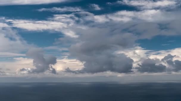 El lapso de tiempo de nubes blancas sobre el océano. 4K, UHD — Vídeos de Stock