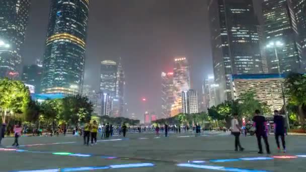 Гуанчжоу, Китай. Гиперлапс людей и небоскребов на площади Хуачэн или Цветочной городской площади в Гуанчжоу. Ночной выстрел, 4K — стоковое видео