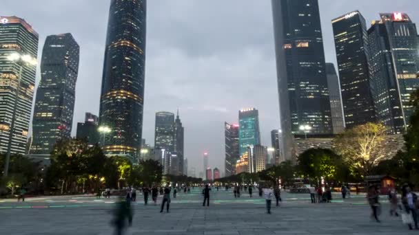 Площадь Хуачэн или Цветочная городская площадь в китайском городе Гуанчжоу. Временной разрыв, 4K — стоковое видео