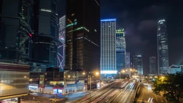 Гонконг годину пік трафіку на ніч. Проміжок часу хмарочос будівель і зайнятий трафіку на шосе в Гонконгу, Китай — стокове відео