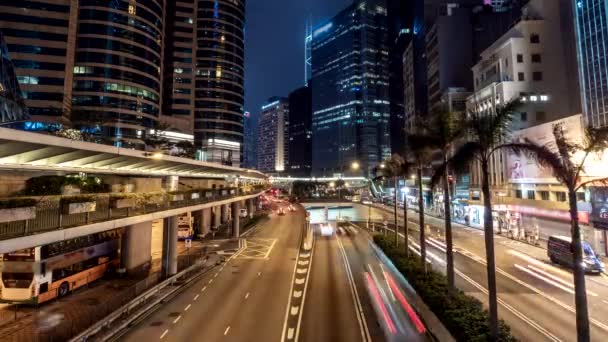 Tráfego da cidade de Hong Kong depois do pôr do sol. Rua iluminada e arranha-céus em Hong Kong à noite — Vídeo de Stock