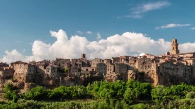 Pitigliano, İtalya. Tüf büyük bir gününün çıkıntı eski evleri. Zaman atlamalı, 4k