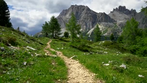 Trekking em Dolomitas - gama montesa em Alpes italianos. 4K, UHD — Vídeo de Stock