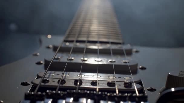 Guitarra elétrica antes do concerto. Fundo preto e fumaça — Vídeo de Stock