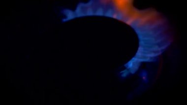Tutuşuyor yakıcı bir gaz sobası. Ağır çekim vurdu