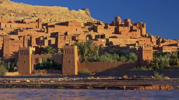 Kő torony és épület a ksar az Ait Ben Haddou - egy ősi erődített falu között a Szahara és Marrakech Marokkó mai az egykori karaván útvonal mentén. Napnyugta időpontja. 4k, Uhd — Stock videók