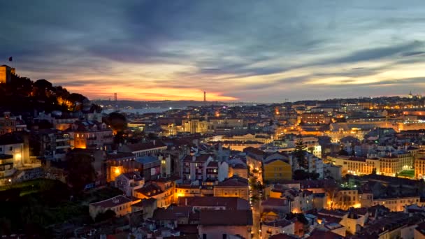 Lisboa, Portugal. Panning tiro da cidade da noite após o pôr do sol. 4K, UHD — Vídeo de Stock
